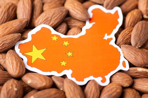 Bandiera e mappa della Cina sui dadi di mandorla Concetto agroalimentare che coltiva mandorla in Cina