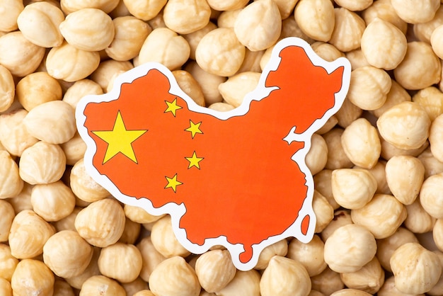 Bandiera e mappa della Cina sulle nocciole Sviluppo dell'agricoltura delle nocciole in crescita nel concetto cinese