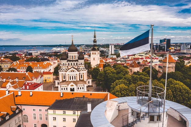 Bandiera estone sull'alta torre Hermann nella città vecchia di Tallinn, Estonia