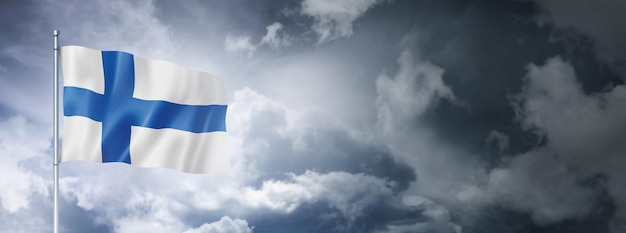 Bandiera finlandese su un cielo nuvoloso