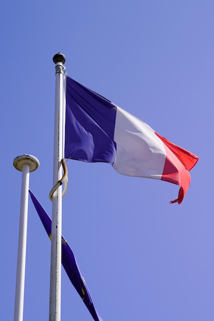 Bandiera francese che sventola davanti alla stuoia del municipio nella città della Francia