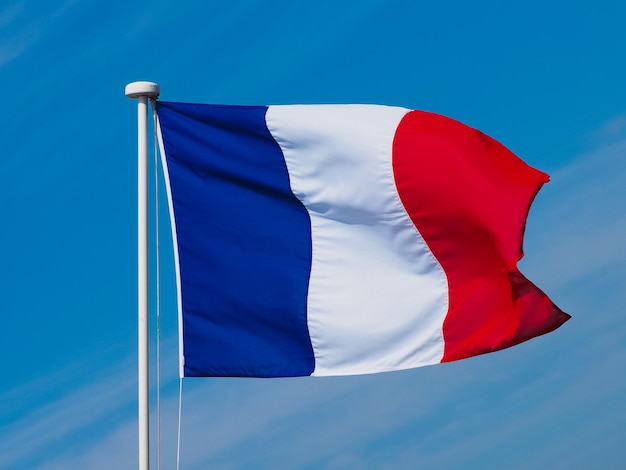 Bandiera francese della Francia nel cielo blu