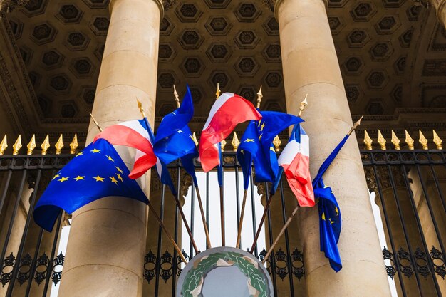 Bandiera francese e bandiera europea che svolazzano nel vento concetto di simbolismo e democrazia