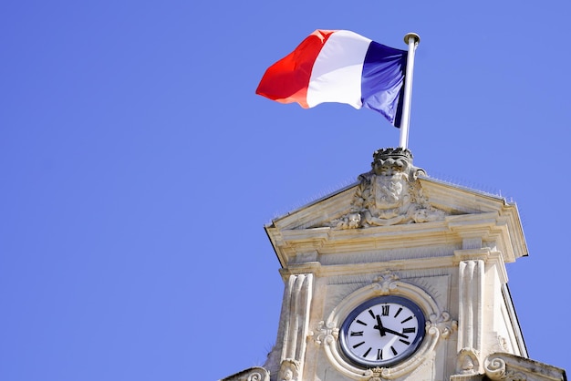 Bandiera francese sul municipio nel centro della città in Francia