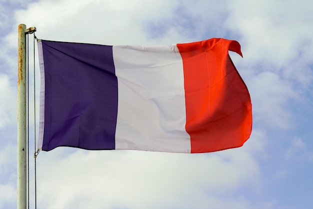 Bandiera francese tricolore rosso bianco e blu segno di colore sul cielo estivo in Francia