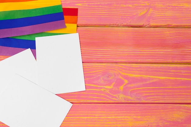 Bandiera gay arcobaleno luminoso su legno