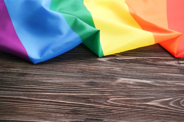 Bandiera gay arcobaleno su fondo in legno