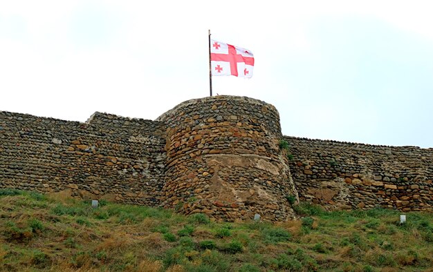 Bandiera georgiana sventolare sulla fortezza medievale di Gori, città di Gori, Georgia