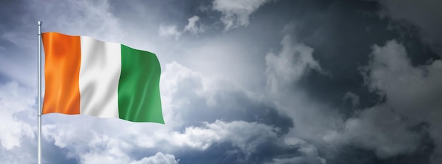 Bandiera ivoriana su un cielo nuvoloso