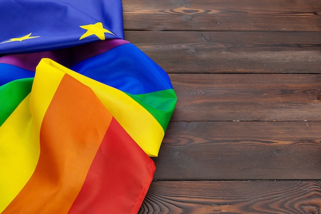 Bandiera LGBT e UE insieme su fondo di legno