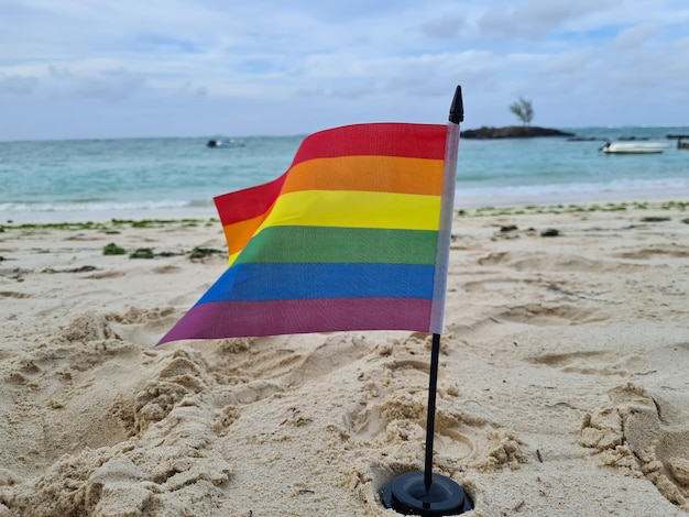 Bandiera LGBT sulla vacanza libera sulla spiaggia del mare