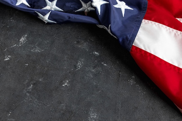 Bandiera nazionale americana del primo piano isolata sopra fondo grigio indipendenza di festa del lavoro di memoriale di giorno