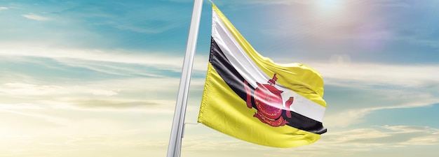 Bandiera nazionale del Brunei che sventola nel bel cielo