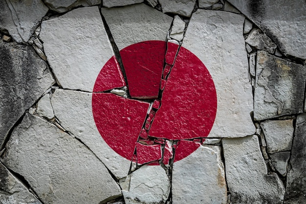 Bandiera nazionale del Giappone raffigurante con i colori della vernice su un vecchio muro di pietra