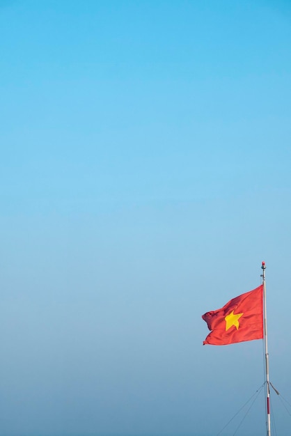 Bandiera nazionale del Vietnam che sventola con cielo blu sullo sfondo