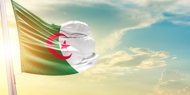 Bandiera nazionale dell'Algeria che sventola nel bel cielo.