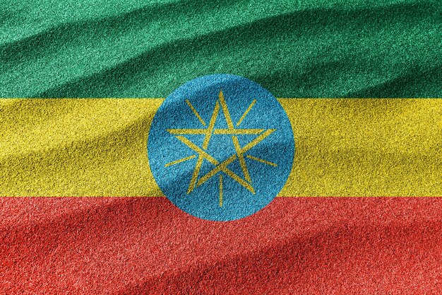 Bandiera nazionale dell'Etiopia sullo sfondo sabbioso