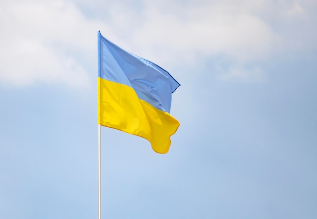 Bandiera nazionale dell'Ucraina indipendente che sventola nel vento Celebrazioni del Giorno dell'Indipendenza in Ucraina