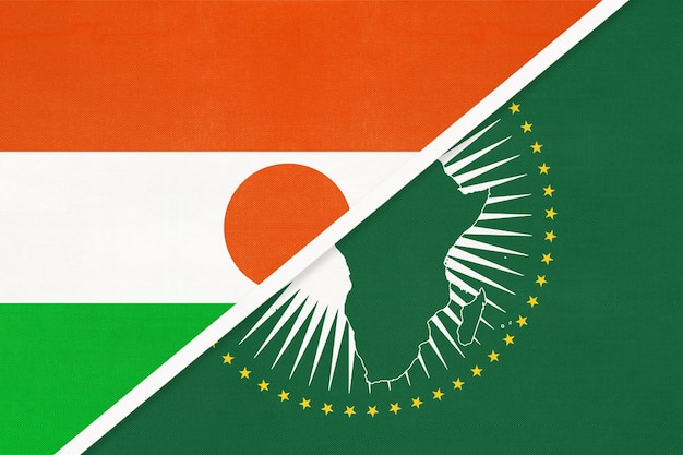 Bandiera nazionale dell'Unione africana e del Niger dal continente africano tessile rispetto al simbolo del Niger