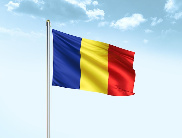 Bandiera nazionale della Romania che sventola nel cielo blu con nuvole Illustrazione 3D della bandiera della Romania
