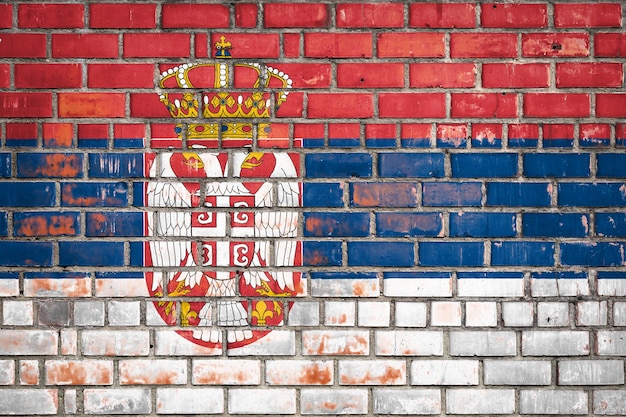 Bandiera nazionale della Serbia su uno sfondo di mattoni grunge