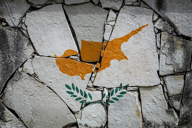 Bandiera nazionale di Cipro su un vecchio muro di pietra