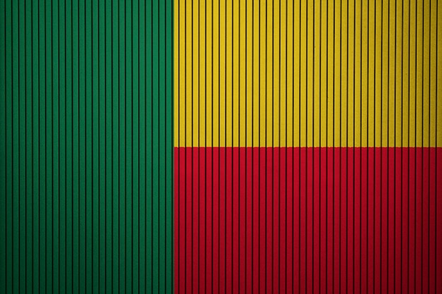 Bandiera nazionale dipinta del Benin su un muro di cemento