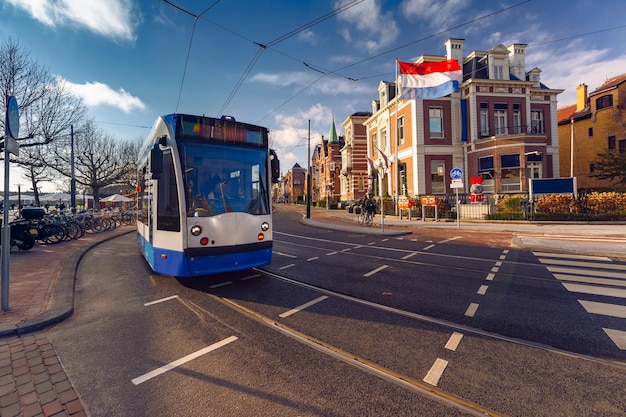 Bandiera olandese del tram di Amsterdam sullo sfondo di tipiche case olandesi olanda Paesi Bassi