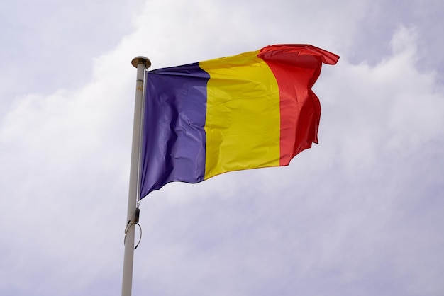 Bandiera rumeno Romania Stato nazionale onda su un cielo nuvoloso