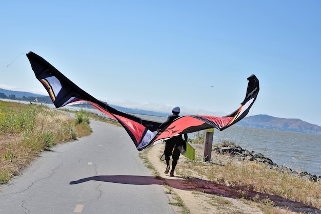 Bandiera sulla spiaggia contro un cielo blu limpido