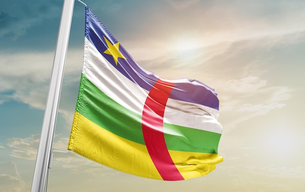 Bandiera sventolante della Repubblica Centrafricana nel cielo. Il simbolo dello stato su tessuto di cotone ondulato.