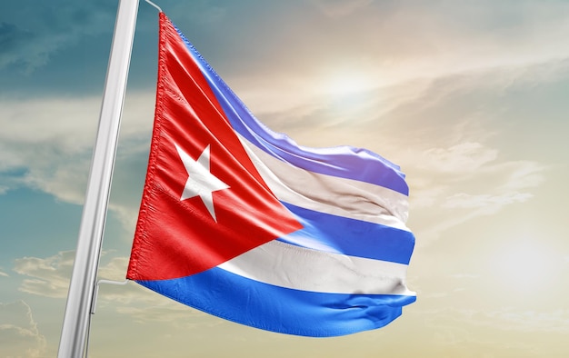 Bandiera sventolante di Cuba nel cielo. Il simbolo dello stato su tessuto di cotone ondulato.