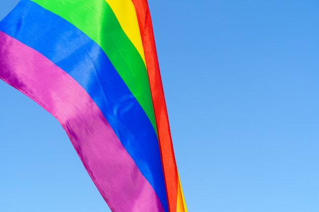 Bandiera sventolante LGBT nel cielo sul pennone