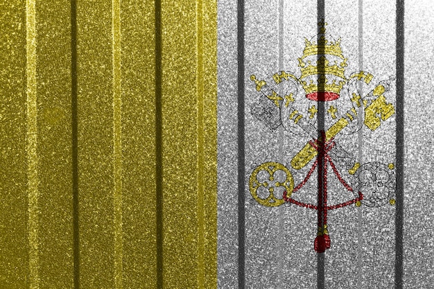 Bandiera testurizzata del Vaticano su parete metallica Sfondo geometrico astratto naturale colorato con linee