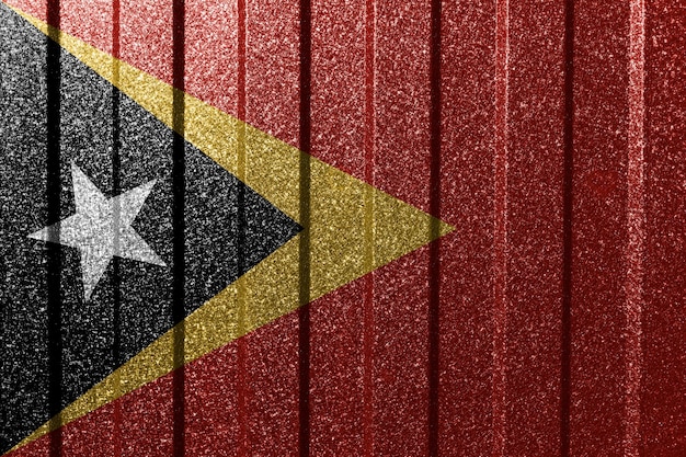 Bandiera testurizzata di Timor orientale su parete metallica Sfondo geometrico astratto naturale colorato con linee