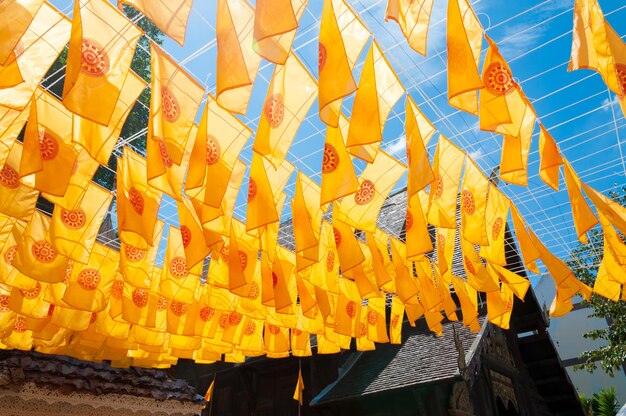 Bandiera Thammachak gialla nel tempio Wat Phan tao sul tempio del cielo blu Thailandia del Nord