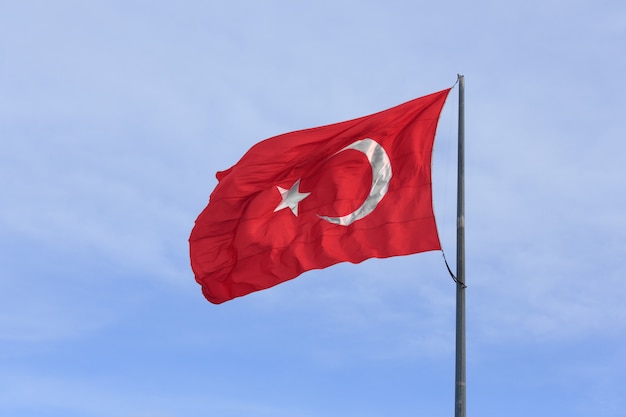 Bandiera turca sul cielo blu