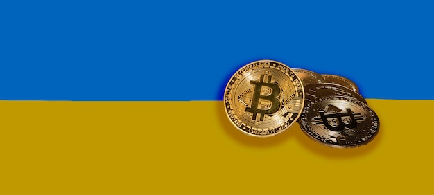 Bandiera ucraina con alcuni Bitcoin