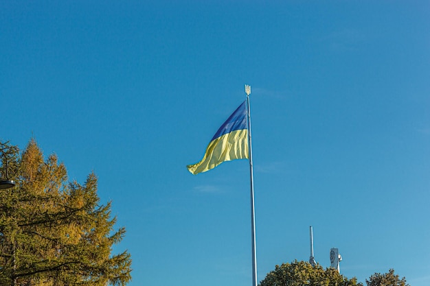 Bandiera ucraina contro il cielo blu