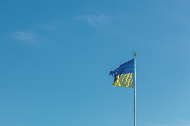 Bandiera ucraina contro il primo piano del cielo blu