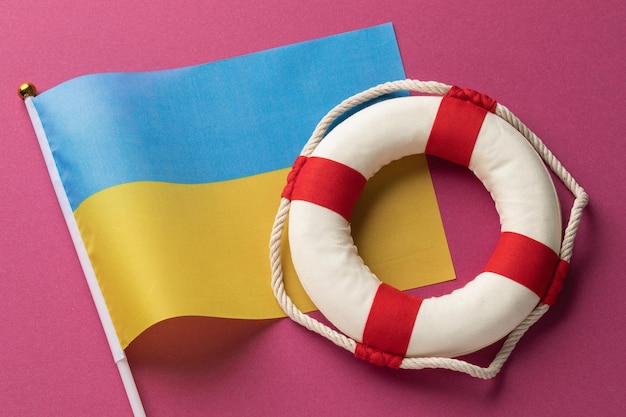 Bandiera ucraina e boia di salvataggio su uno sfondo colorato sul tema dell'aiuto