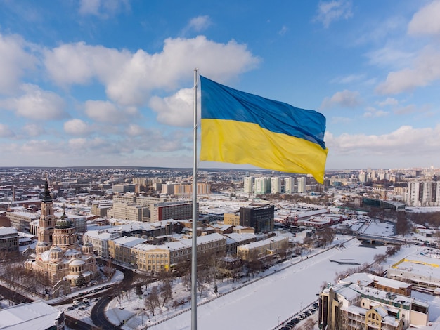 Bandiera ucraina nel vento. Bandiera blu gialla nella città di Kharkov.