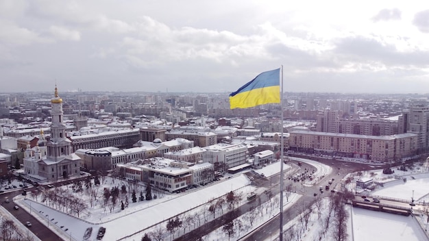 Bandiera ucraina nel vento Bandiera gialla blu nella città di Kharkov