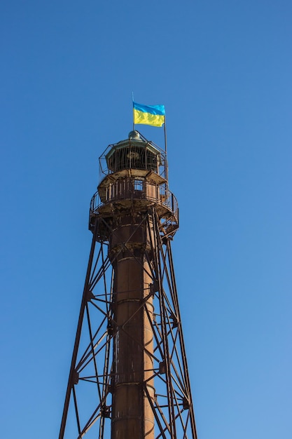 Bandiera ucraina sul faro Ucraina Simbolo nazionale Bandiera ucraina su sfondo blu cielo