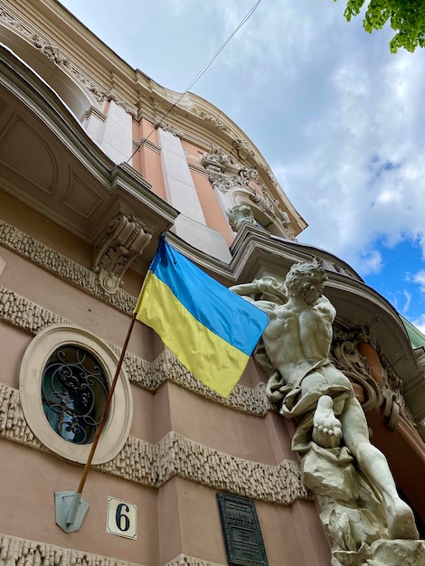 Bandiera ucraina sulla facciata di un vecchio edificio a Lviv