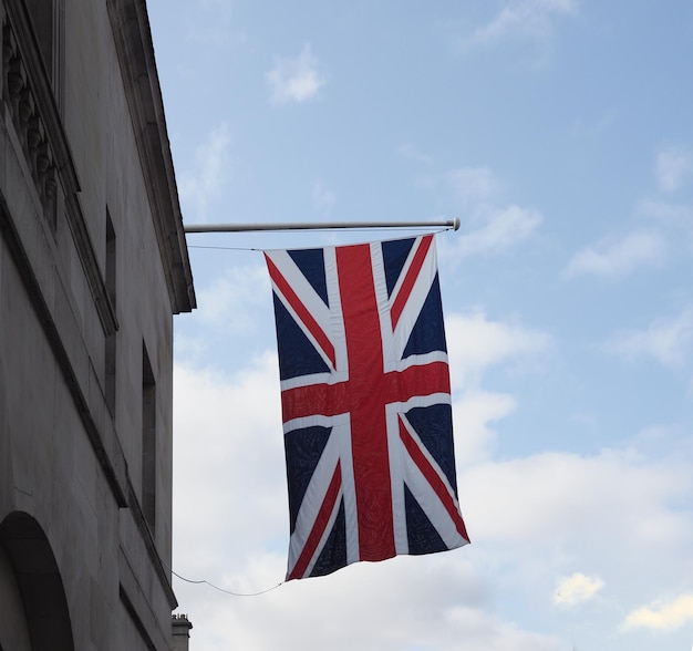 Bandiera Union Jack del Regno Unito nel cielo blu