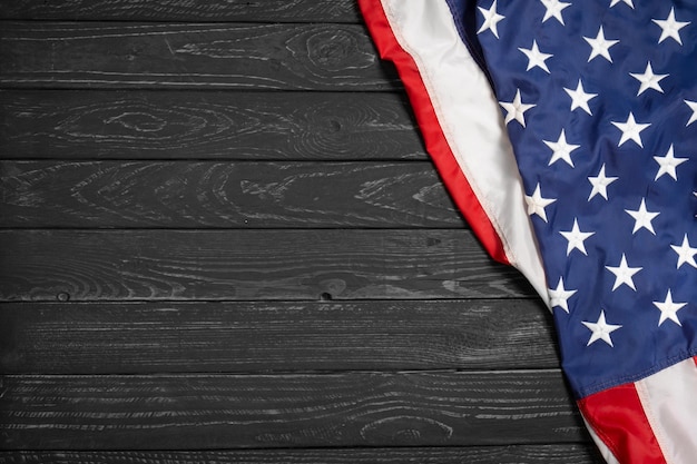 Bandiera USA piatta su tavola di legno nera sfondo vintage con spazio per la copia vista dall'alto Banner