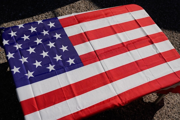 Bandiera USA vintage sul tavolo all'aperto sfondo americano