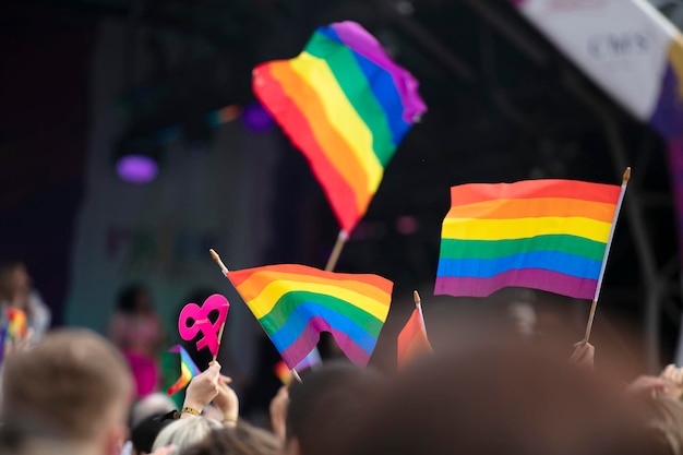 Bandiere arcobaleno lgbtq dell'orgoglio gay sventolate nell'aria in occasione di un evento di orgoglio