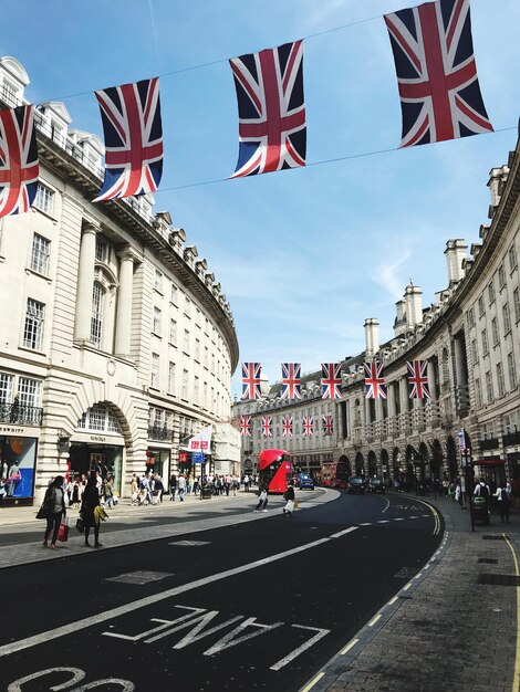 Bandiere britanniche appese in una strada della città